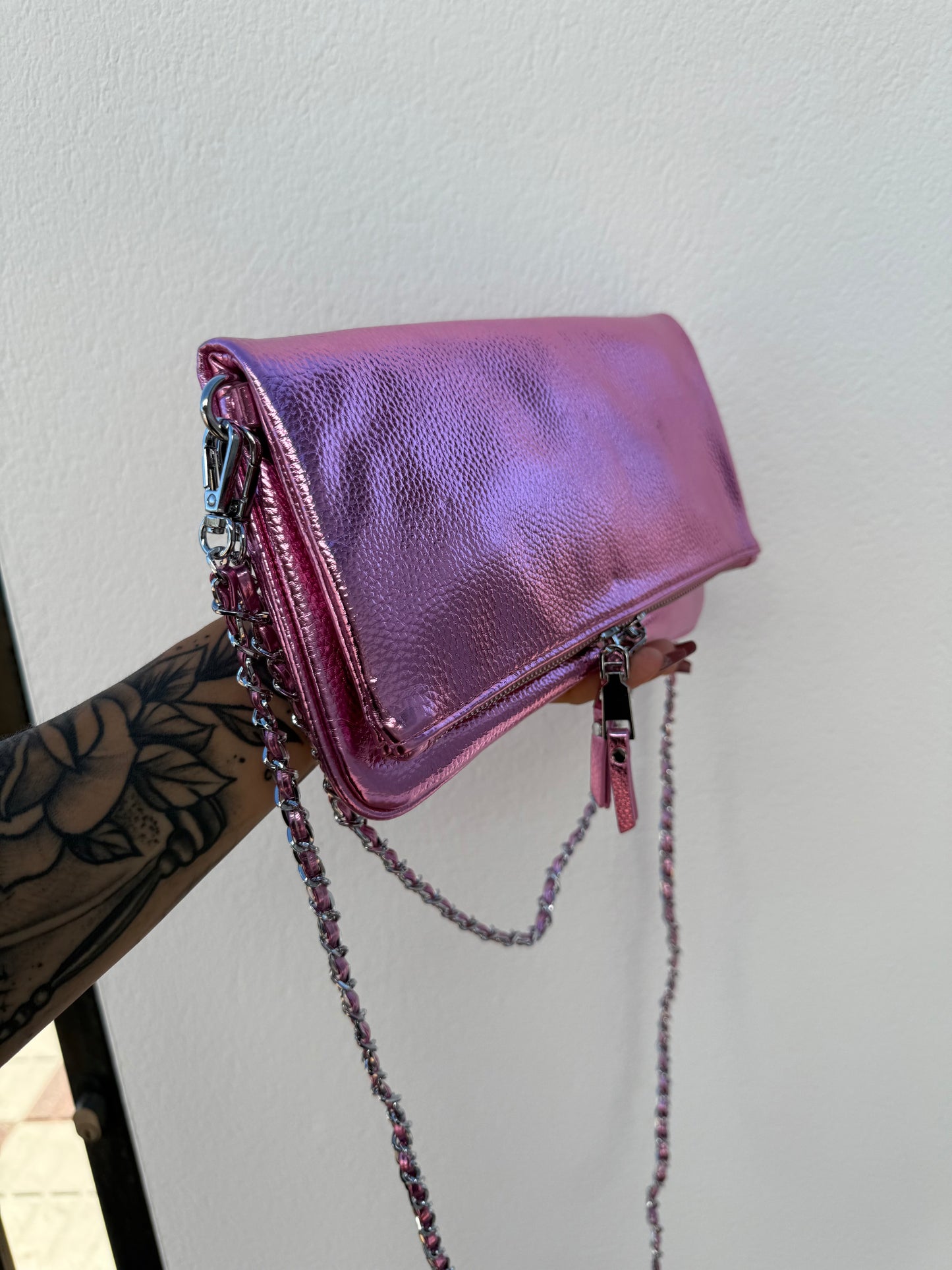 BOLSO PIEL DOBLE CADENA ROSA METALIZADO
